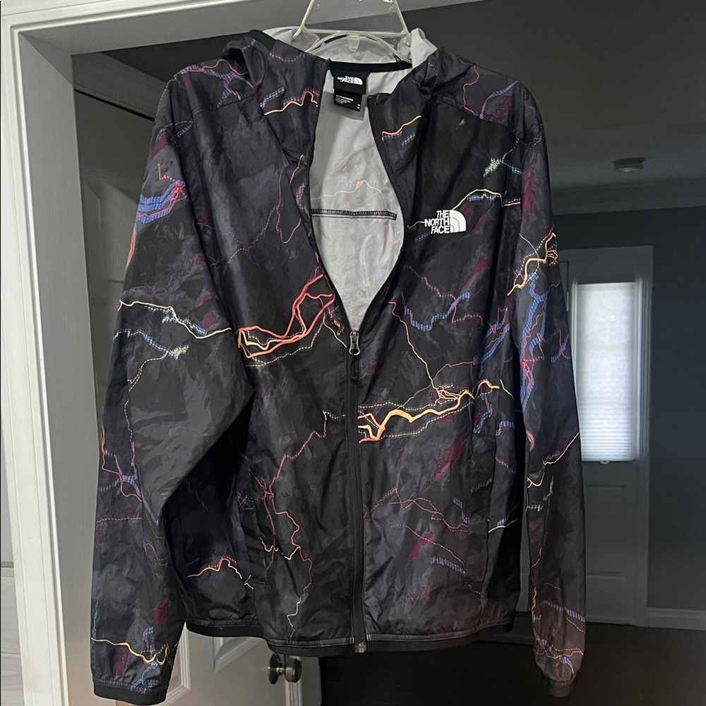 The North Face Men’s Black Lightning-Print Packable Windbreaker